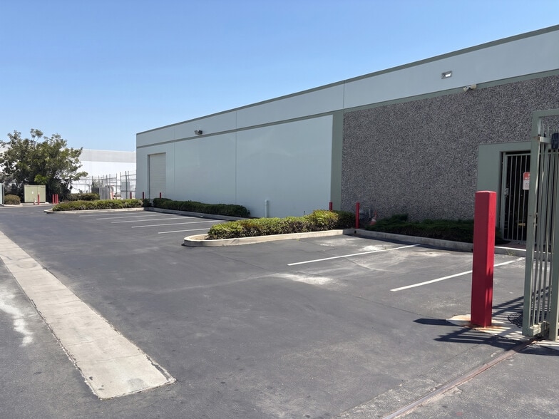 More Photos Of 1219 W Mahalo Pl, Compton Warehouse For Lease