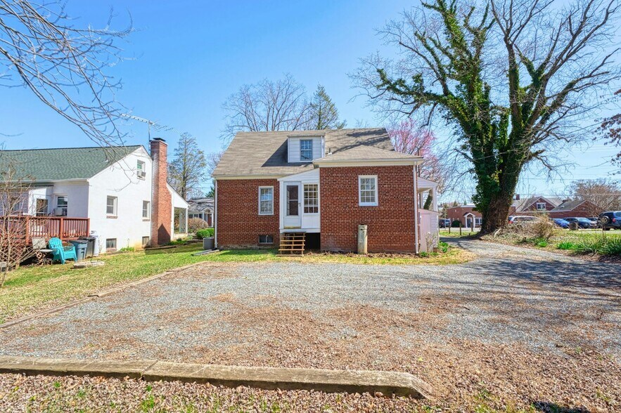 More Photos Of 121 N Hatcher Ave, Purcellville Office For Sale