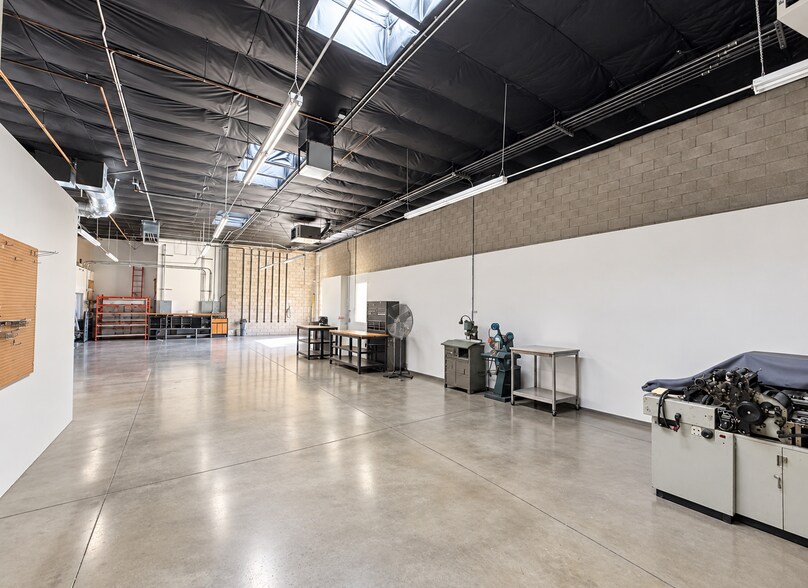 More Photos Of 244 E Avenue K10, Lancaster Showroom For Lease