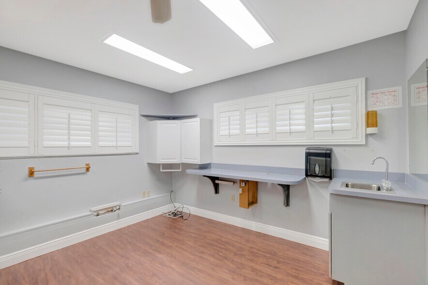 More Photos Of 1511 Indian Rocks Rd S, Largo Medical For Lease