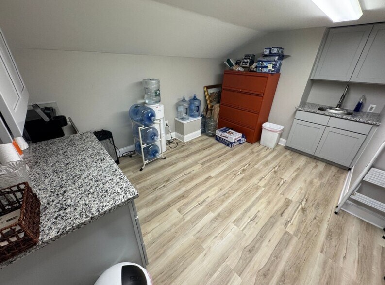 More Photos Of 17 Collegeview Ave, Poughkeepsie Office For Lease