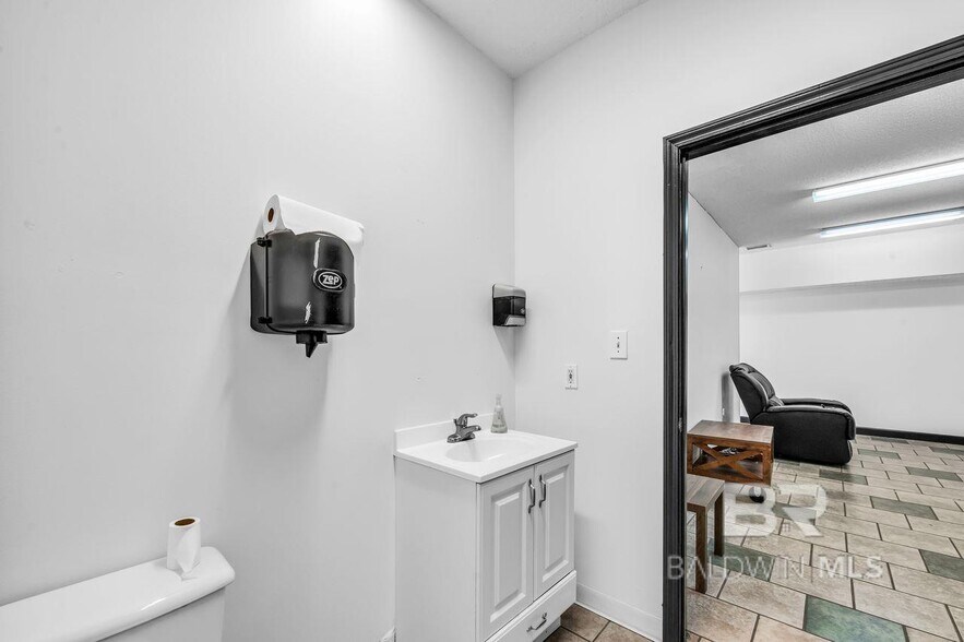 More Photos Of 20870 State Highway 59, Robertsdale Freestanding For Lease