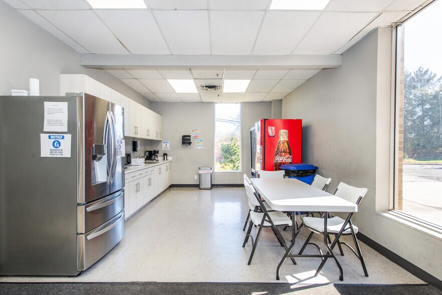 More Photos Of 310 Paterson Plank Rd, Carlstadt Manufacturing For Lease