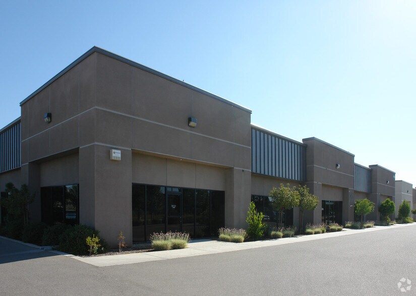 More Photos Of 590 W Locust Ave, Fresno Flex For Lease