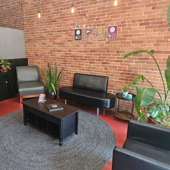 More Photos Of 403-415 NE 3rd St, McMinnville Storefront Retail Office For Lease