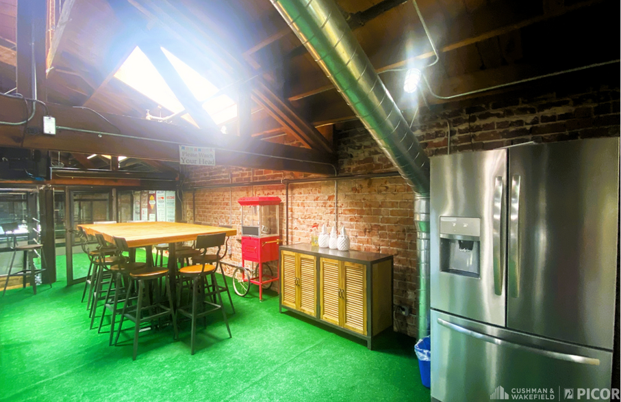 More Photos Of 212 E Broadway Blvd, Tucson Freestanding For Lease