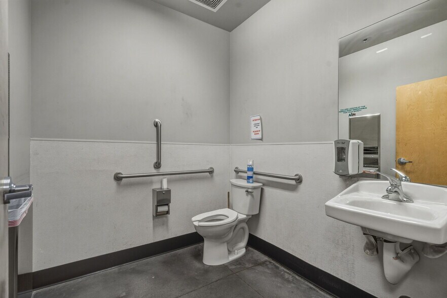 More Photos Of 3370 Drennan Industrial Loop S, Colorado Springs Flex For Lease