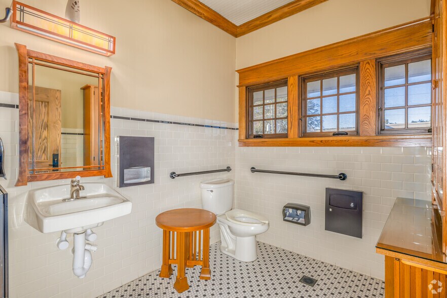 More Photos Of 1604 Margaret St, Jacksonville Bank For Lease