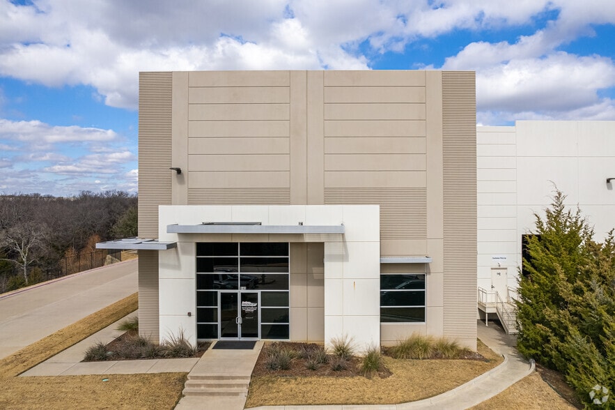 More Photos Of 501 Gerault Rd, Flower Mound Warehouse For Lease