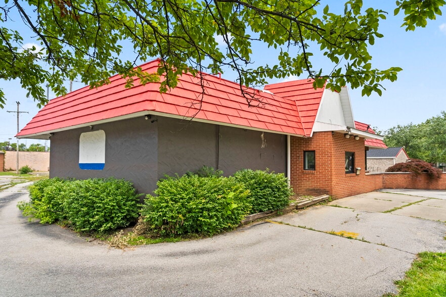 More Photos Of 1900 Tamarack Cir S, Columbus Fast Food For Lease