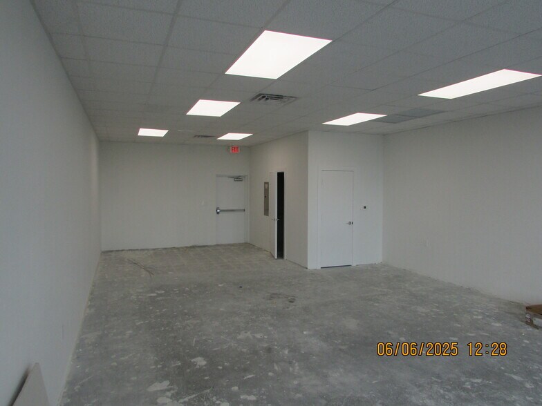 More Photos Of 17230-17250 S Tamiami Trl, Fort Myers Unknown For Lease