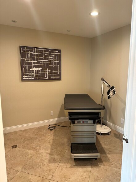 More Photos Of 8101 Newman Ave, Huntington Beach Medical For Lease