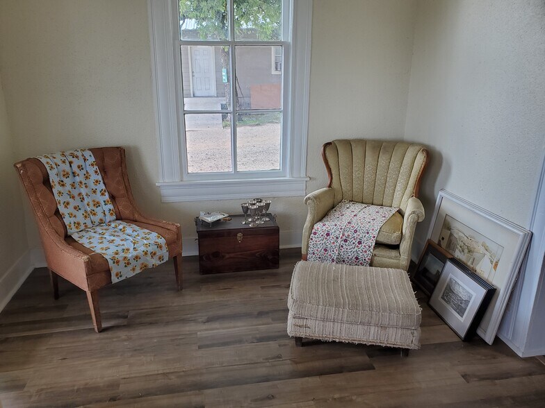 More Photos Of 122 W Seguin St, Marion Freestanding For Lease