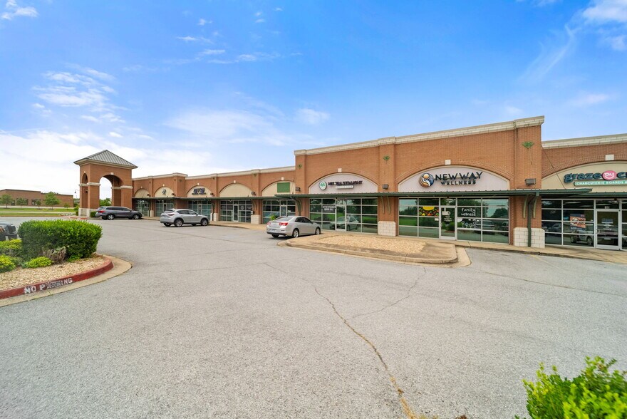 More Photos Of 2200 SE J St, Bentonville Storefront For Lease