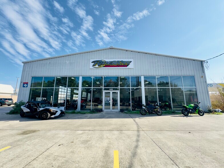 More Photos Of 14902 N Fwy Service Rd, Houston Freestanding For Lease