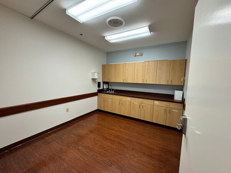 More Photos Of 1215 Dunn Ave, Jacksonville Medical For Lease