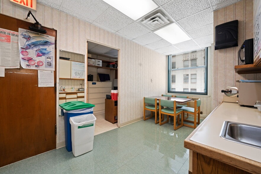 More Photos Of 50 E Washington St, Chicago Office For Sale