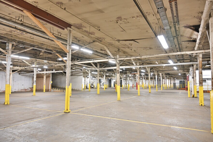 More Photos Of 202 Spaulding St, Dowagiac Distribution For Lease