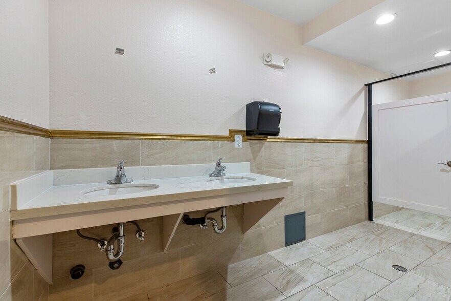 More Photos Of 915-917 J St, Modesto General Retail For Sale