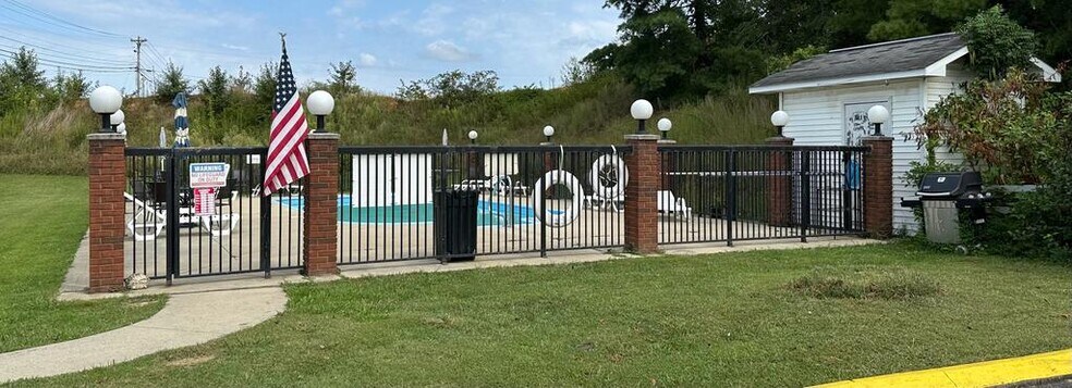 More Photos Of 1500 Edmonton Rd, Tompkinsville Hotel For Sale