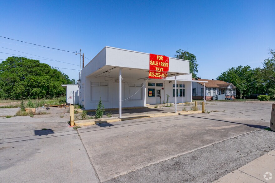 More Photos Of 600 S WW White Rd, San Antonio General Retail For Sale