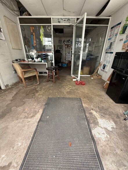 More Photos Of 6807 Benjamin Rd, Tampa Warehouse For Sale