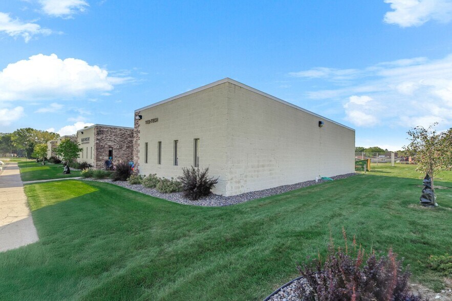 More Photos Of 3825 Lake Elmo Ave N, Lake Elmo Research And Development For Lease