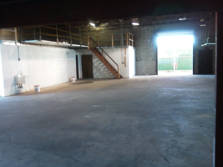 More Photos Of 75 Cabot St, West Babylon Warehouse For Lease