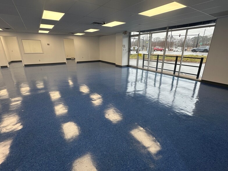 More Photos Of 2304 N Chester St, Gastonia Warehouse For Lease