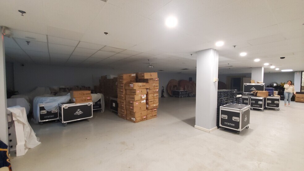 More Photos Of 1300 Irving Park Rd, Streamwood General Retail For Sale