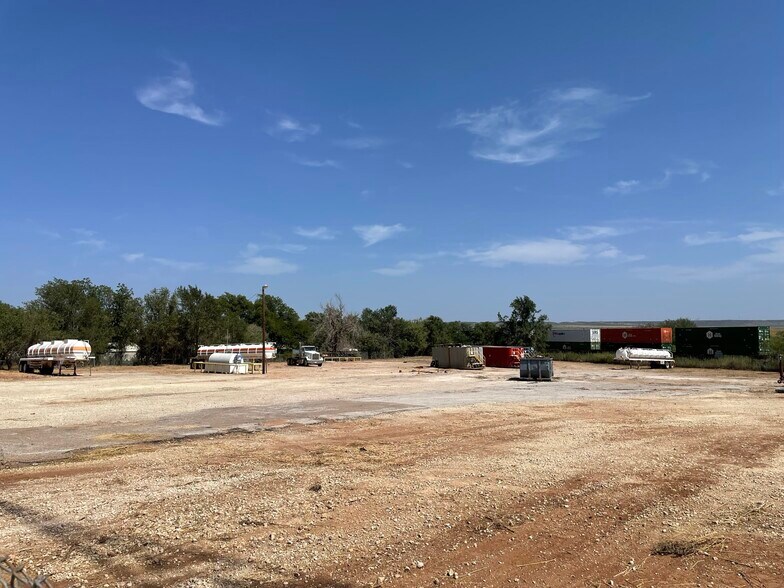 More Photos Of 2306 E Broadway St, Sweetwater Truck Terminal For Lease