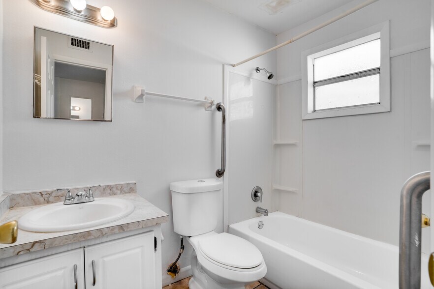 More Photos Of 1940-1942 Passaic Ave, Fort Myers Apartments For Sale