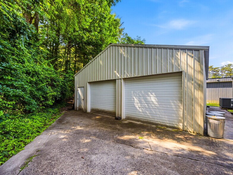 More Photos Of 71 Airport Rd, Arden Freestanding For Sale