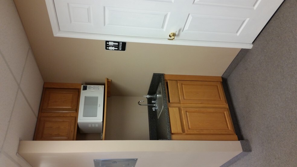 More Photos Of 601 N Shore Dr, Jeffersonville Medical For Sale