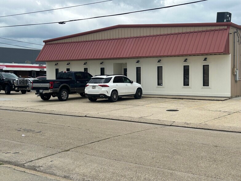 More Photos Of 2501 Florida Ave, Kenner Light Distribution For Sale