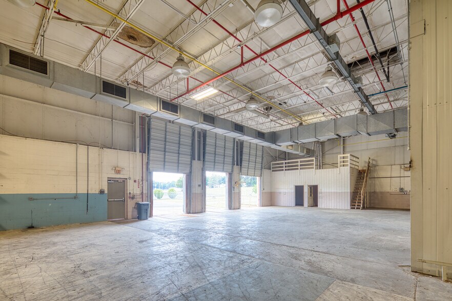 More Photos Of 400 Industrial Park Rd, Farmville Manufacturing For Lease