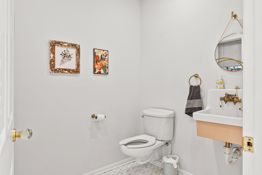 More Photos Of 694 Pont Reading Rd, Ardmore Storefront Retail Residential For Sale