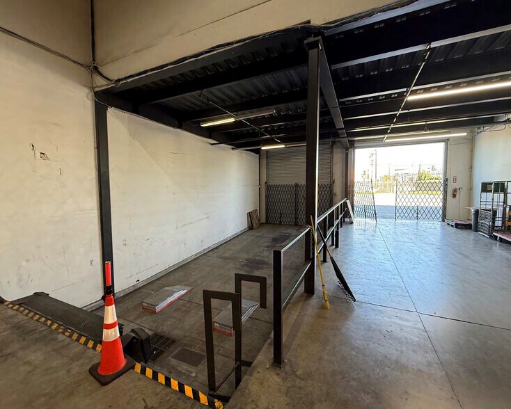 More Photos Of 2025-2027 Long Beach Ave, Los Angeles Warehouse For Lease