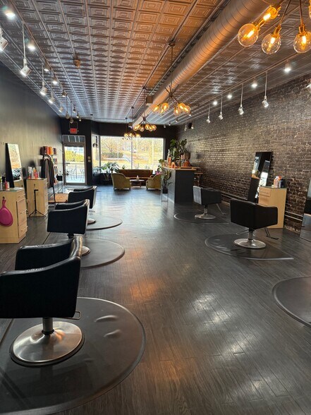 More Photos Of 2209 E State St, Rockford General Retail For Lease
