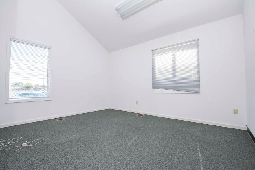 More Photos Of 17-19 S Main St, Manville Loft Creative Space For Lease