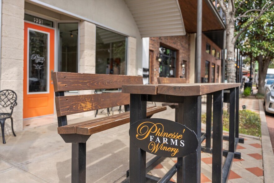 More Photos Of 223 Main St, Sulphur Springs Storefront For Lease