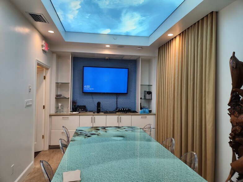 More Photos Of 681 Goodlette Rd N, Naples Medical For Lease