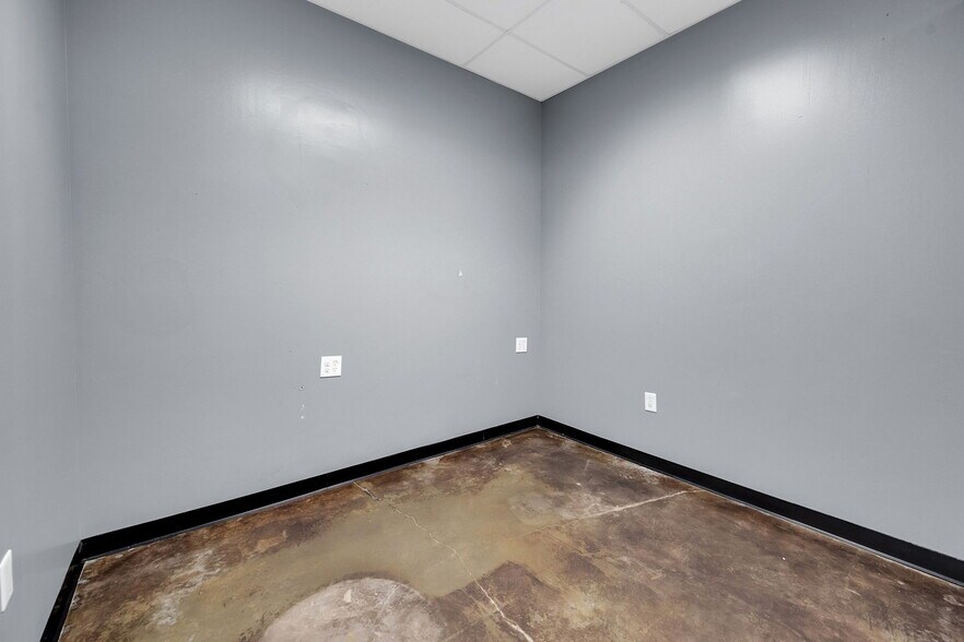 More Photos Of 7510 Lawndale St, Houston Warehouse For Sale