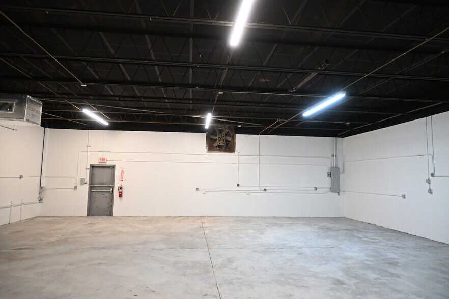 More Photos Of 14401 60th St N, Clearwater Warehouse For Lease