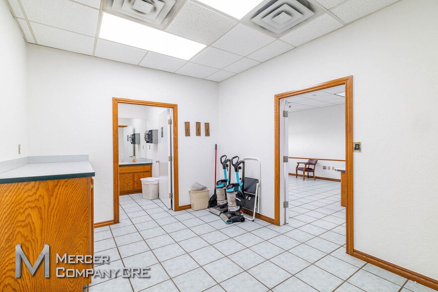 More Photos Of 10108 NW 10th St, Yukon Warehouse For Sale