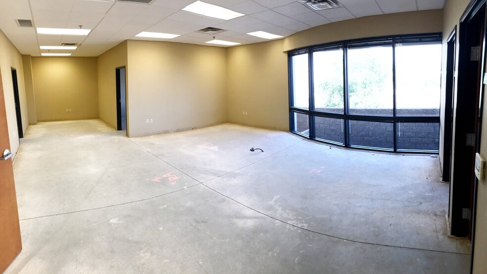 More Photos Of 4545 E Broadway Rd, Phoenix Showroom For Lease