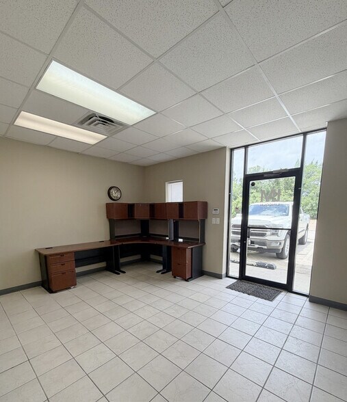 More Photos Of 11117 Mahaffey Rd, Tomball Manufacturing For Lease