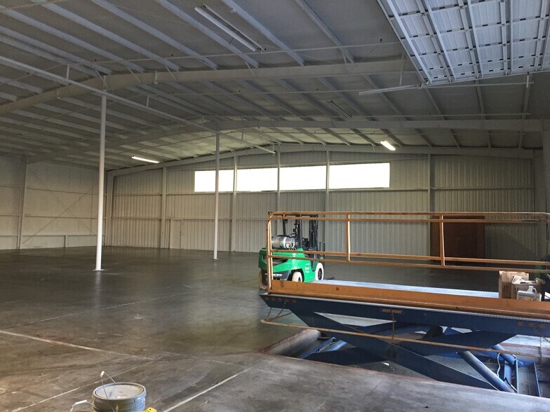 More Photos Of 12800 W Colonial Dr, Winter Garden Showroom For Lease
