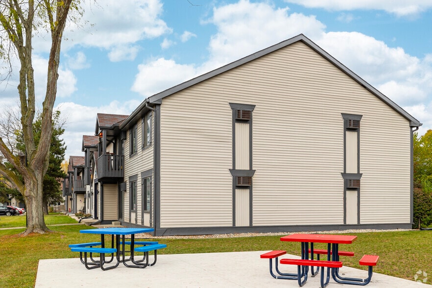 More Photos Of 5943 Walnut Cir E18, Toledo Apartments For Sale