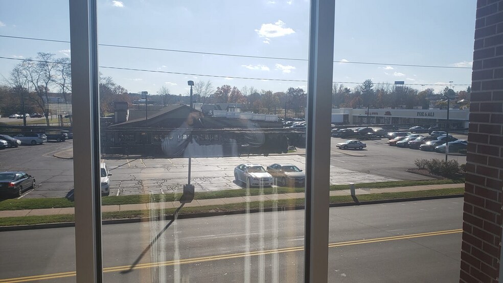 More Photos Of 27 Town Line Rd, Wethersfield Office For Lease